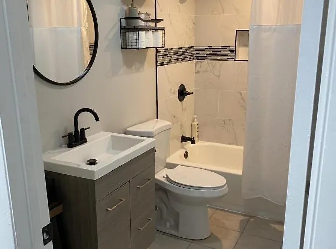 Modern 3 Bedroom Close To Downtown Apartment Chicago