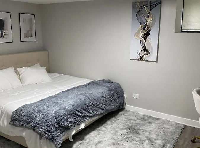 Modern 3 Bedroom Close To Downtown Apartment *
