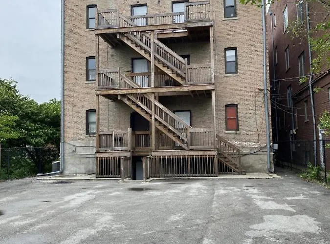 Apartment Modern 3 Bedroom Close To Downtown
