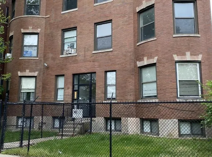 Modern 3 Bedroom Close To Downtown *
