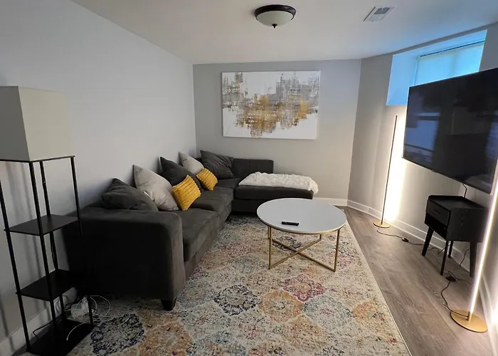Modern 3 Bedroom Close To Downtown Apartment Chicago
