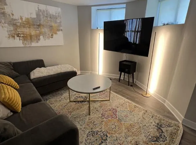 Modern 3 Bedroom Close To Downtown