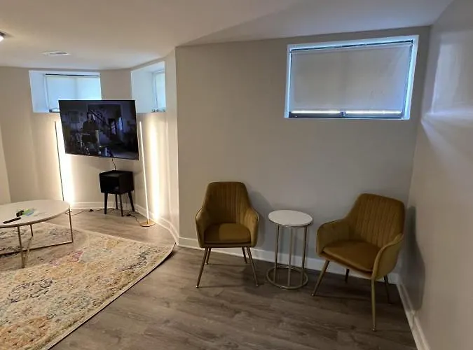 Modern 3 Bedroom Close To Downtown Apartment *