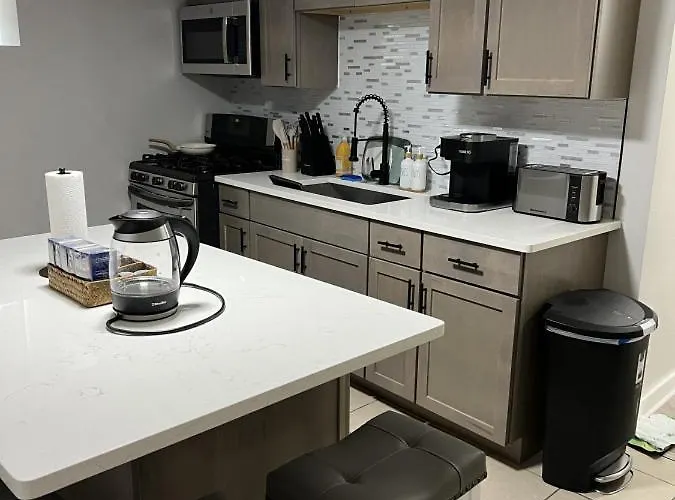Apartment Modern 3 Bedroom Close To Downtown