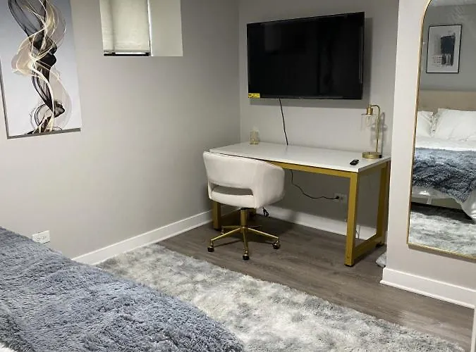 Modern 3 Bedroom Close To Downtown *