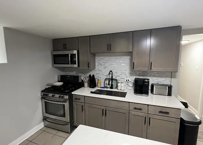Modern 3 Bedroom Close To Downtown Apartment